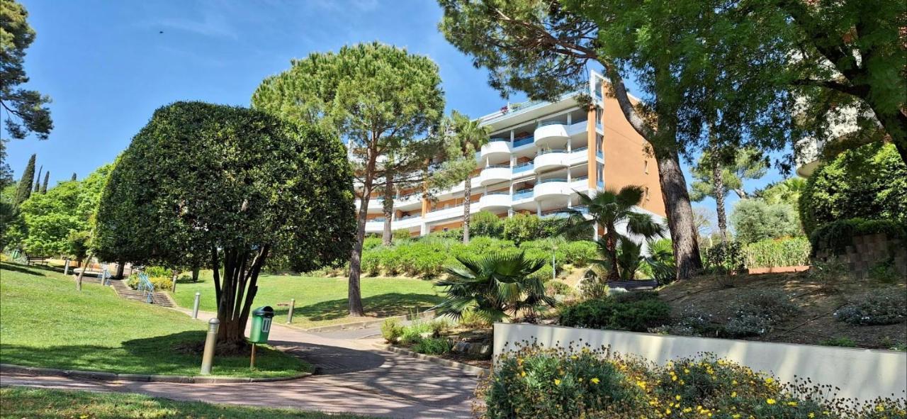 Charmant Appartement Residentiel Avec Terrasse, Jardin Privatif Et Piscine A Cannes Exterior foto