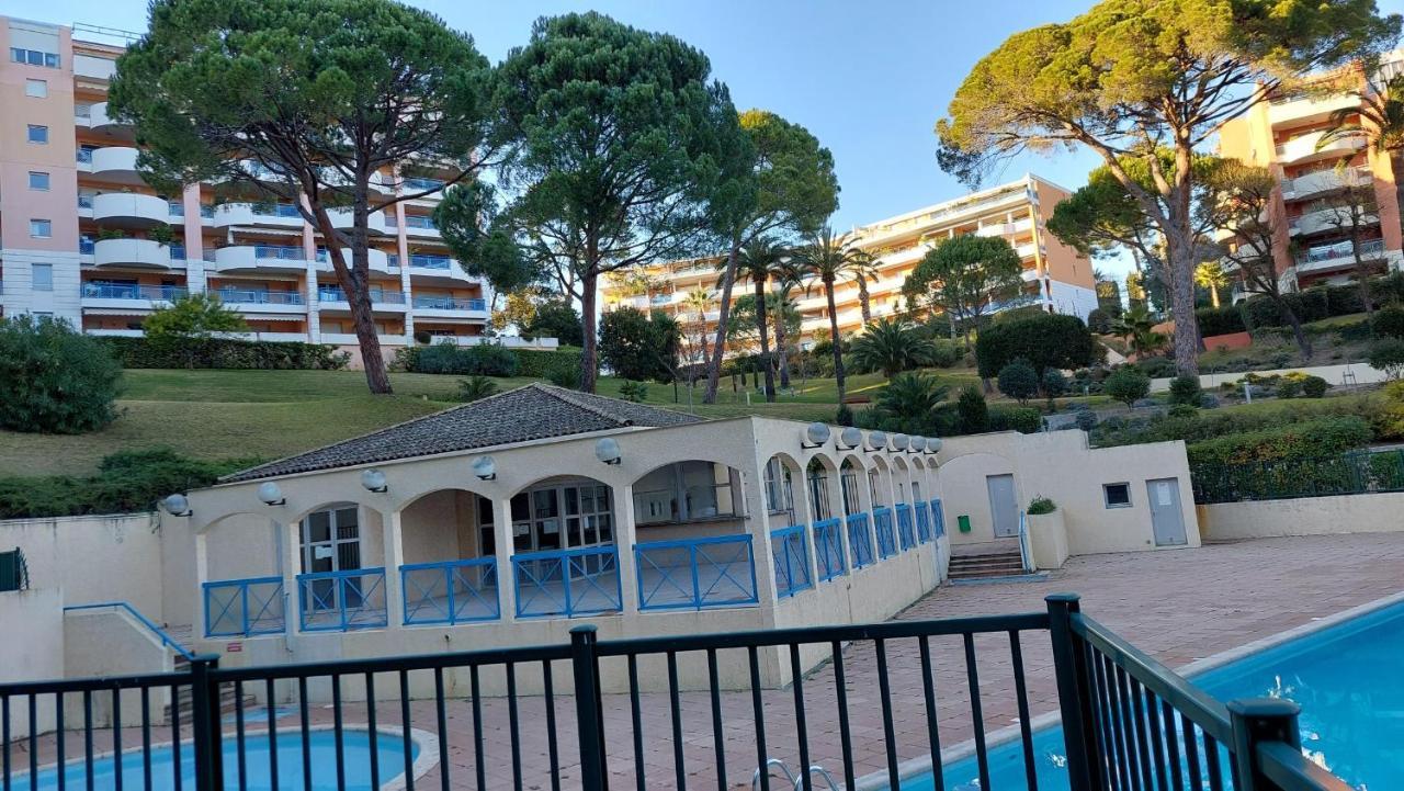 Charmant Appartement Residentiel Avec Terrasse, Jardin Privatif Et Piscine A Cannes Exterior foto