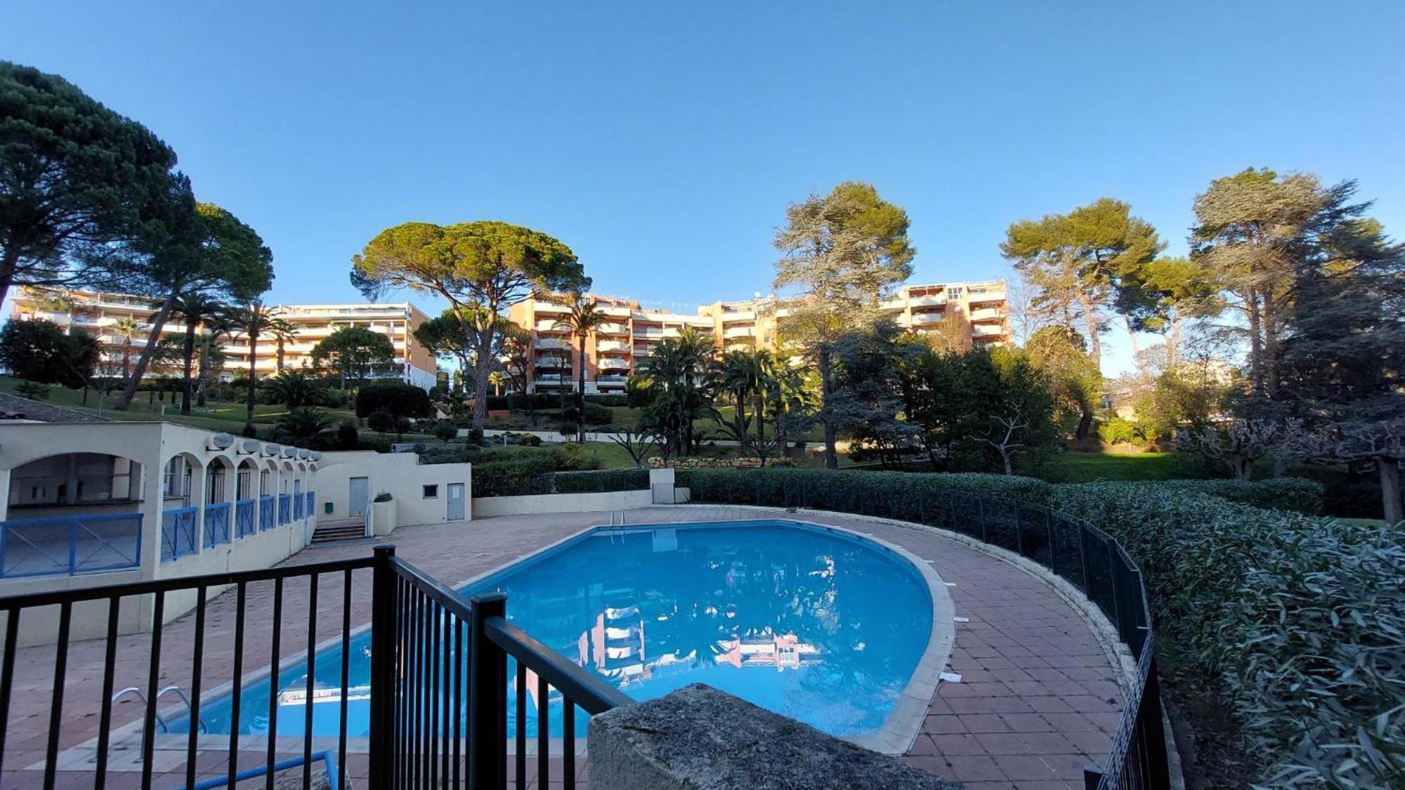 Charmant Appartement Residentiel Avec Terrasse, Jardin Privatif Et Piscine A Cannes Exterior foto