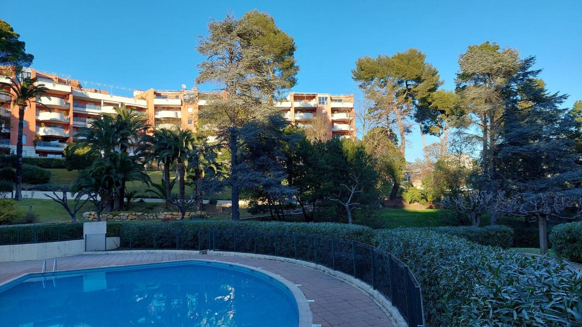 Charmant Appartement Residentiel Avec Terrasse, Jardin Privatif Et Piscine A Cannes Exterior foto